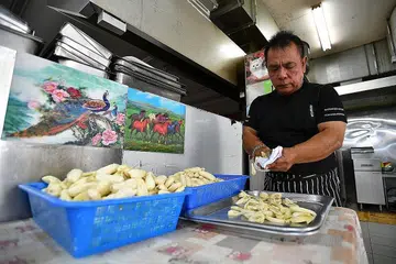 LARIS: Pisang goreng salai yang dijual di gerai Encik Aziz Junid enak dinikmati dengan kicap pedas. - Foto BM oleh LIM YAOHUI