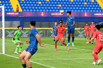 MENGECEWAKAN: Pasukan Singa Muda ketika beraksi menentang Thailand dalam kempen Sukan SEA 2023 yang hambar di Kemboja, apabila menduduki tempat terakhir dalam kumpulan mereka. 