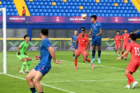 MENGECEWAKAN: Pasukan Singa Muda ketika beraksi menentang Thailand dalam kempen Sukan SEA 2023 yang hambar di Kemboja, apabila menduduki tempat terakhir dalam kumpulan mereka. 
