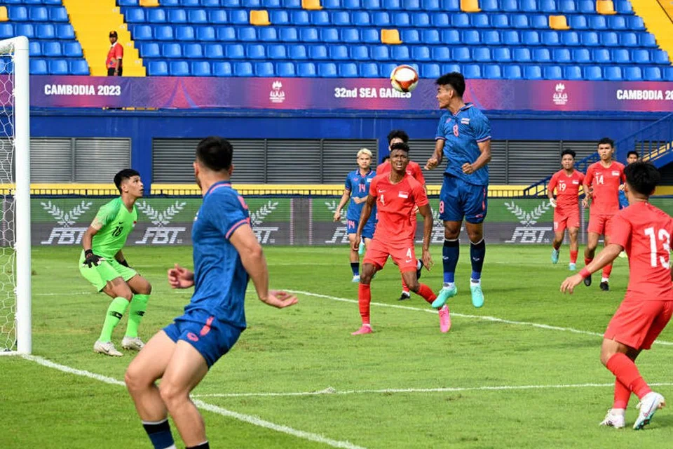 MENGECEWAKAN: Pasukan Singa Muda ketika beraksi menentang Thailand dalam kempen Sukan SEA 2023 yang hambar di Kemboja, apabila menduduki tempat terakhir dalam kumpulan mereka. 