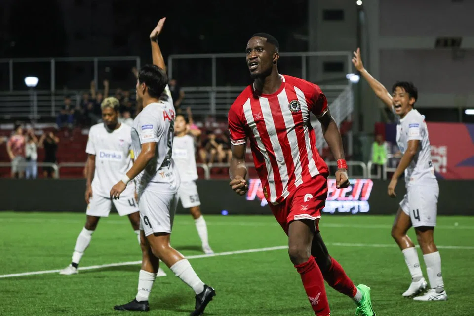 Beberapa pemerhati berkata penyerang Tanjong Pagar, Salif Cisse, diejek dengan kata-kata berbaur perkauman dan laungan suara monyet pada separuh masa pertama.