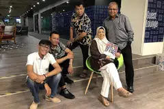 KEMBALI PECAH-PECAH PERUT: Pelawak era 1970-an, 1980-an dan 1990-an, (dari kiri) Hamzah Adon, Ariff Esa, Zainal Ihim, Zaliha Hamid dan Husin Saaban, ingin kembalikan nostalgia berlawak secara beralas sambil mencetuskan kesedaran penonton tentang nilai-nilai kemanusiaan dalam persembahan Komedi Vaganza di Auditorium Shine pada 30 November ini. - Foto BH oleh HARYANI ISMAIL
