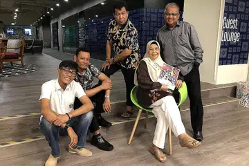 KEMBALI PECAH-PECAH PERUT: Pelawak era 1970-an, 1980-an dan 1990-an, (dari kiri) Hamzah Adon, Ariff Esa, Zainal Ihim, Zaliha Hamid dan Husin Saaban, ingin kembalikan nostalgia berlawak secara beralas sambil mencetuskan kesedaran penonton tentang nilai-nilai kemanusiaan dalam persembahan Komedi Vaganza di Auditorium Shine pada 30 November ini. - Foto BH oleh HARYANI ISMAIL