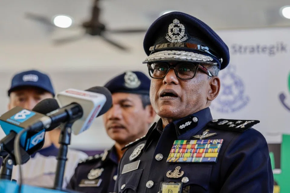 DALAM SIASATAN : Pengarah Jabatan Siasatan Jenayah Komersial Bukit Aman Datuk Seri Ramli Mohamed Yoosuf berkata ‘Datuk’ yang juga pengasas syarikat penerbangan setempat serta isteri dan anak lelakinya  ditahan bagi memudahkan siasatan di bawah Akta Pencegahan Pengubahan Wang Haram, Pencegahan Pembiayaan Keganasan dan Hasil Daripada Aktiviti Haram 2001 (AMLA).