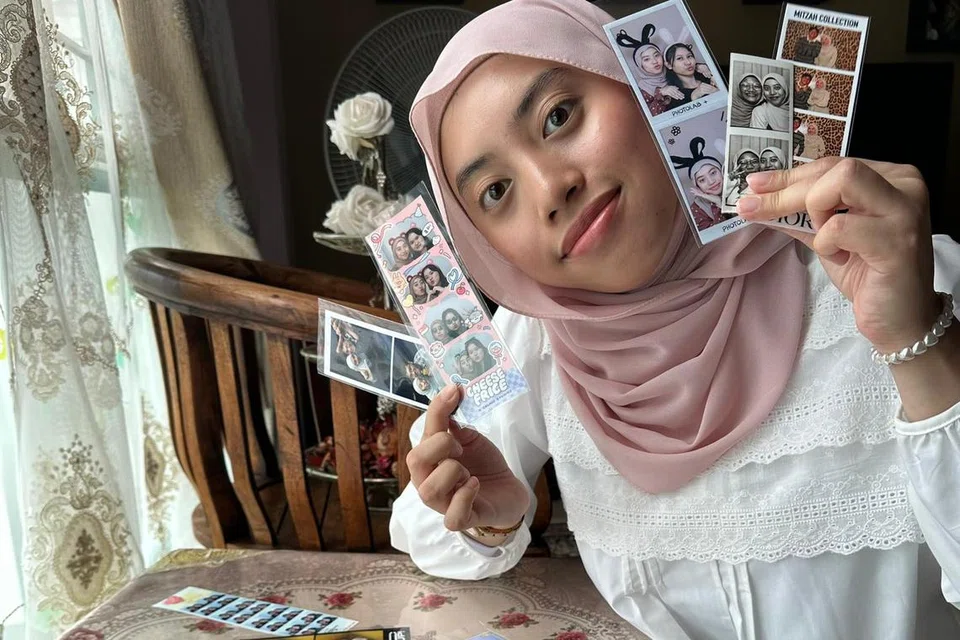 GEMAR DOKUMENTASI: Cik Nur Sab’rina Nordin bukan hanya sekadar mengikuti trend bahkan gemar merakam kenangannya bersama teman dan keluarga tercinta melalui petikan gambar. 