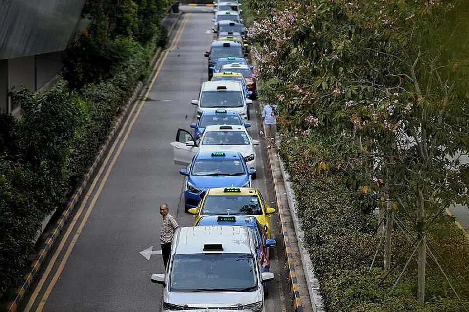 BANTUAN BAGI SEKTOR TERJEJAS: Pemerintah meniadakan levi pekerja migran selama sebulan bagi rumah penyembelihan di Singapura. Pemandu teksi dan kereta sewa pula akan menerima bayaran sekaligus sebanyak $150 Ogos ini. - Foto-foto fail