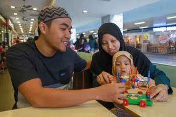 BERSYUKUR: Encik Zaidi berasa amat bersyukur kerana masih diberi peluang bersama isteri, Cik Siti Hawa Thaha dan anak, Nur Huriyyah Zaidi, selepas kejadian mengerikan itu. - Foto BH oleh IQBAL FAIZAL