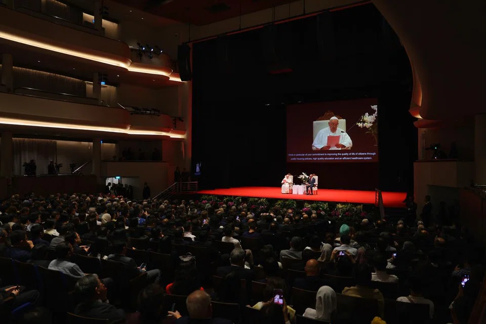 Sekitar 800 hadirin hadir di i Pusat Budaya Universiti, Universiti Nasional Singapura, pada 12 September, bagi menyaksikan ucapan pemimpin Kota Vatican dan Ketua Gereja Katolik, Paus (Pope) Francis dan Presiden Tharman Shanmugaratnam.