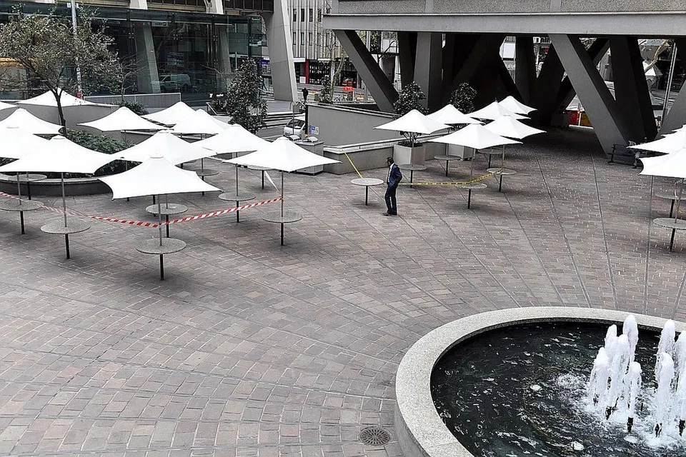 SEPI DAN LENGANG: Seorang penduduk berjalan di kawasan pusat bandar Sydney yang agak lengang sedang sekatan pergerakan masih dikenakan di bandar itu demi mencegah penularan Covid-19. - Foto EPA-EFE