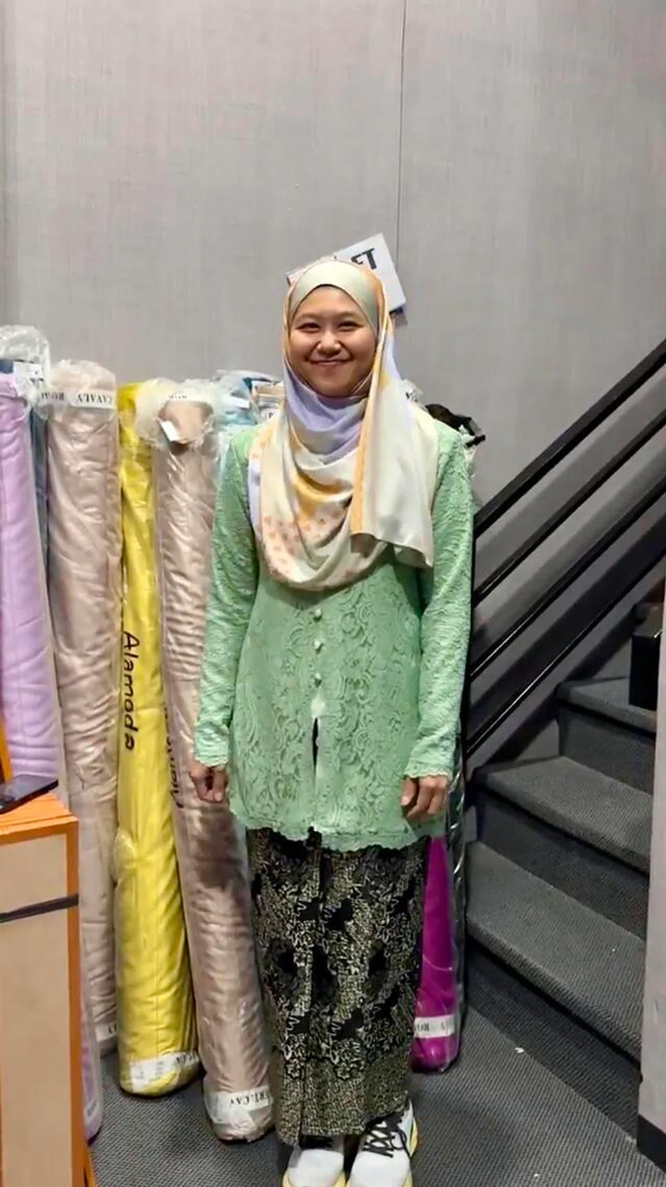 Koresponden, Cik Nur Humaira Sajat mencuba kebaya yang ditempah di Alla Moda Textile & Tailor.