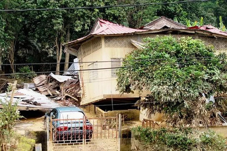 REBAH: Rumah panggung dekat Kampung Guchil Lama, Kuala Kerai, hampir rebah mencecah bumi. 