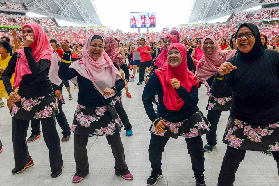 GELEK DAN TERUS SIHAT: Sekumpulan wanita ini turut menyerikan pembukaan sesi Zumba sempena Hari Permainan Masyarakat (CPD) yang kedua di Stadium Negara pada September lalu. - Foto HAB SUKAN SINGAPURA 