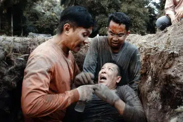 TIGA SAHABAT DENGAN MISI SENDIRI: (Dari kiri) Suzairhe Sumari selaku Shaari, Shahril Wahid sebagai Faizal dan Sani Husin selaku Ariffin, mempunyai sebab tersendiri menawarkan khidmat sebagai penggali kubur sambilan. - Foto KONXEPZ PRODUCTIONS