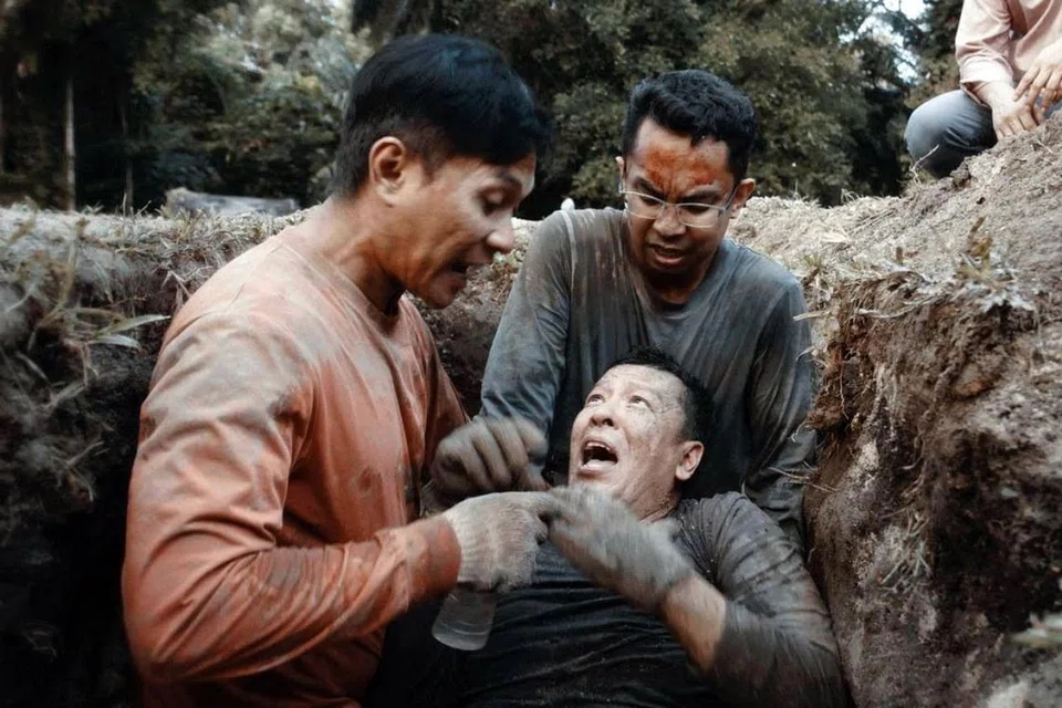 TIGA SAHABAT DENGAN MISI SENDIRI: (Dari kiri) Suzairhe Sumari selaku Shaari, Shahril Wahid sebagai Faizal dan Sani Husin selaku Ariffin, mempunyai sebab tersendiri menawarkan khidmat sebagai penggali kubur sambilan. - Foto KONXEPZ PRODUCTIONS