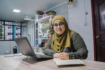 CIK IYLIA: Berdasarkan pengalaman dua tahun lalu, beliau berpendapat jangkaan majikan mengenai lokasi dan masa bekerja yang tetap, tidak lagi relevan hari ini kerana pandemik telah mengubah cara bekerja dan kerja hibrid terbukti berkesan untuknya. - Foto BM oleh NUR DIYANA TAHA