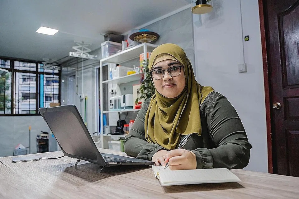 CIK IYLIA: Berdasarkan pengalaman dua tahun lalu, beliau berpendapat jangkaan majikan mengenai lokasi dan masa bekerja yang tetap, tidak lagi relevan hari ini kerana pandemik telah mengubah cara bekerja dan kerja hibrid terbukti berkesan untuknya. - Foto BM oleh NUR DIYANA TAHA