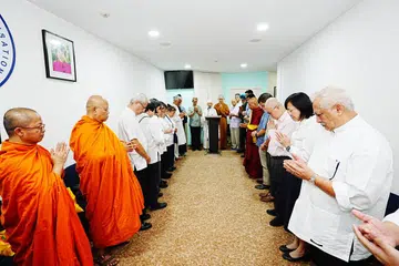 Imam Masjid Ba’alwie, Habib Hassan Al-Attas (tengah) memimpin doa semasa majlis memperingati mantan Mufti kedua, Allahyarham Syed Isa Semait pada 13 Julai. Dianjurkan Pertubuhan Antara Agama (IRO) Singapura, hampir 50 ketua pelbagai agama di Singapura menghadiri acara tersebut. Turut hadir ialah Pemangku Menteri Bertanggungjawab bagi Ehwal Masyarakat Islam, Profesor Madya Dr Muhammad Faishal Ibrahim (berbaju hijau) selaku tetamu terhormat. 