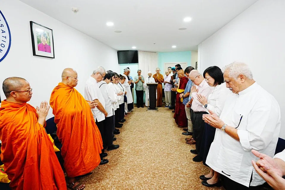 Imam Masjid Ba’alwie, Habib Hassan Al-Attas (tengah) memimpin doa semasa majlis memperingati mantan Mufti kedua, Allahyarham Syed Isa Semait pada 13 Julai. Dianjurkan Pertubuhan Antara Agama (IRO) Singapura, hampir 50 ketua pelbagai agama di Singapura menghadiri acara tersebut. Turut hadir ialah Pemangku Menteri Bertanggungjawab bagi Ehwal Masyarakat Islam, Profesor Madya Dr Muhammad Faishal Ibrahim (berbaju hijau) selaku tetamu terhormat. 