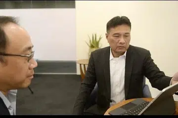 LAKARKAN STRATEGI: Pengerusi Fin (S.E) Asia Pte Ltd Encik Abu Bakar Mohd Nor (kanan) bersama ketua pegawai strateginya, Encik Wong Ju Han berbincang mengenai strategi syarikat teknologi kewangannya. - Foto BM oleh FAHRURADZI ISMAIL
