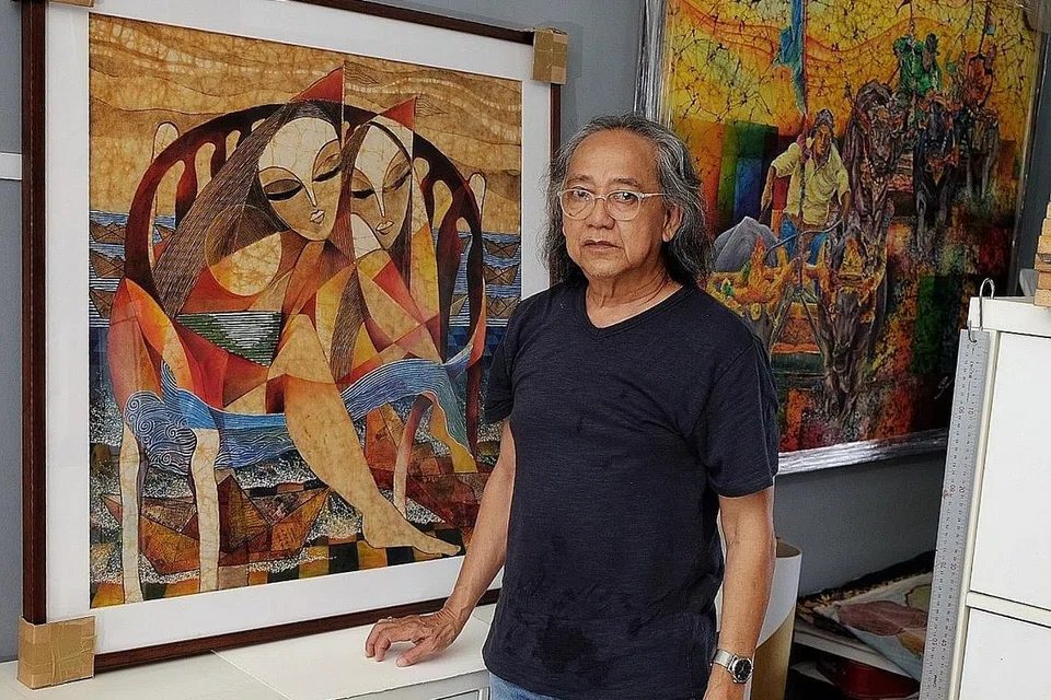 AJAR SENI JEPUN: Pelukis Sujak Rahman menggabung gaya dan teknik seni visual moden dalam lukisannya. Beliau juga mengajar seni Jepun shibori, iaitu mewarna kain yang diikat bagi menghasilkan pelbagai corak. - Foto BH oleh KHALID BABA