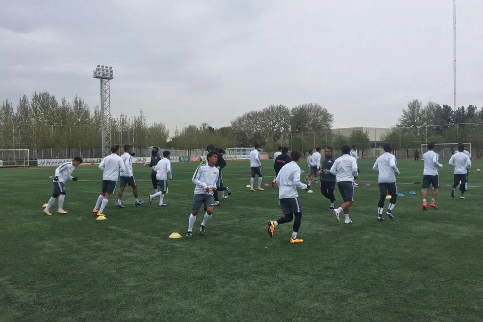 PERSIAPAN DI TEHERAN: Pemain Singapura menjalani latihan menjelang pertemuan kelayakan Piala Dunia Kumpulan E menentang Afghanistan hari ini. - Foto FAS