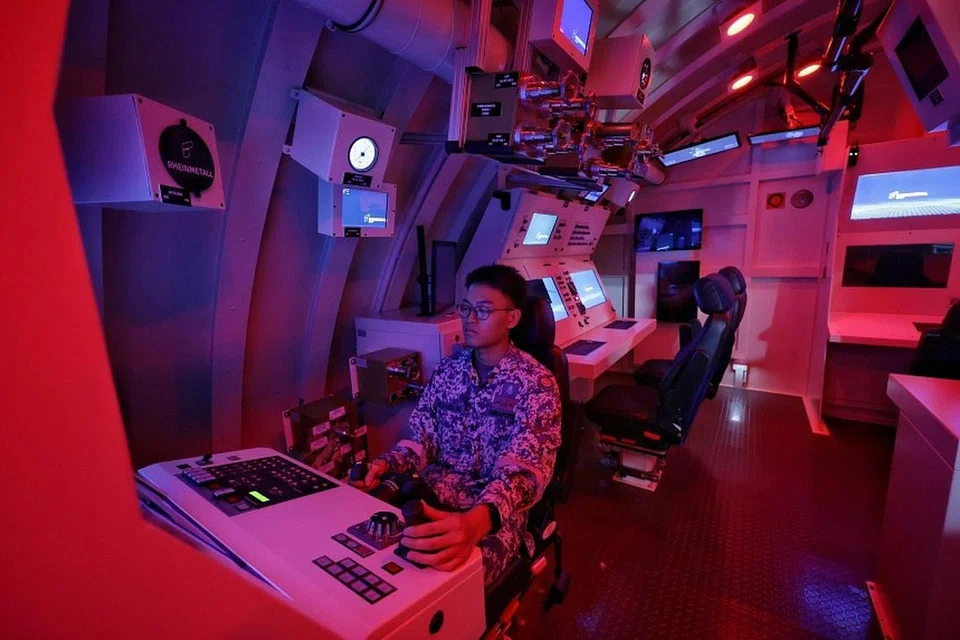 Pusat Latihan Kapal Selam Angkatan Laut Republik Singapura (RSN) di Pangkalan Tentera Laut Changi yang baru dinaik taraf mempunyai  beberapa simulator latihan yang dimodelkan dengan rapat mengikut kapal selam kelas Invincible baru.