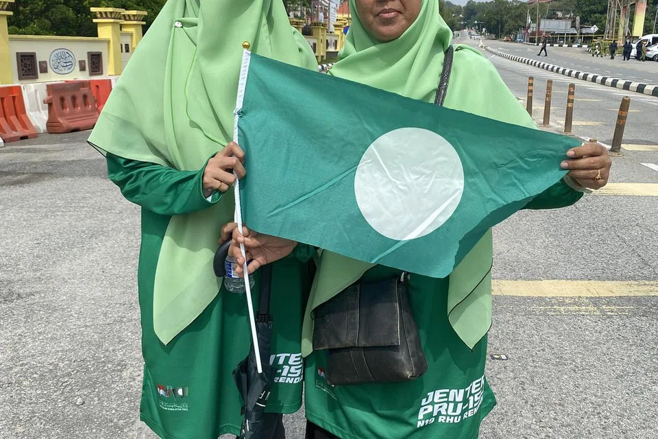 PENYOKONG KUAT PAS: Cik Roqaiyah Abdul Hadi, 30 tahun (kiri), anak Presiden PAS, Tan Sri Abdul Hadi Awang, menyokong parti itu bukan kerana ayahnya tetapi perjuangan PAS. Beliau antara ribuan golongan muda di Terengganu yang setia dan kuat menyokong parti itu.