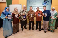 ACARA PELANCARAN 'TUJUH BUKU, TUJUH PENGALAMAN': Pelancaran buku penulis-penulis setempat yang dihadiri mantan Setiausaha Parlimen Kanan (Ehwal Luar), Encik Yatiman Yusuf (tengah),sebagai tetamu terhormat. Beliau bersama enam penulis yang melancarkan buku-buku mereka baru-baru ini. Mereka ialah (dari kiri) Cik Nazariah Nasir, Cik Norulashikin Jamain, Dr Subari Sukaini, Encik AB Wahab Hamzah, Encik Rohman Munasip dan Cik Sharifah Mohamed. - Foto-foto BH oleh IQBAL FAIZAL.