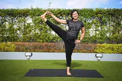 PERKASA ORANG LAIN: Sekarang sebagai seorang instruktor yoga, Cik Raihan memperkasa individu daripada pelbagai latar belakang, termasuk warga emas yang mempunyai masalah kesihatan lutut dan remaja berdepan masalah imej tubuh. Cik Raihan telah berkhidmat sebagai pramugari dengan Emirates dan Singapore Airlines selama sembilan tahun sebelum berhenti kerja pada 2012 apabila beliau hamil dengan anak pertamanya. - Foto BH oleh SHINTARO TAY, ihsan RAIHAN RUSLAN