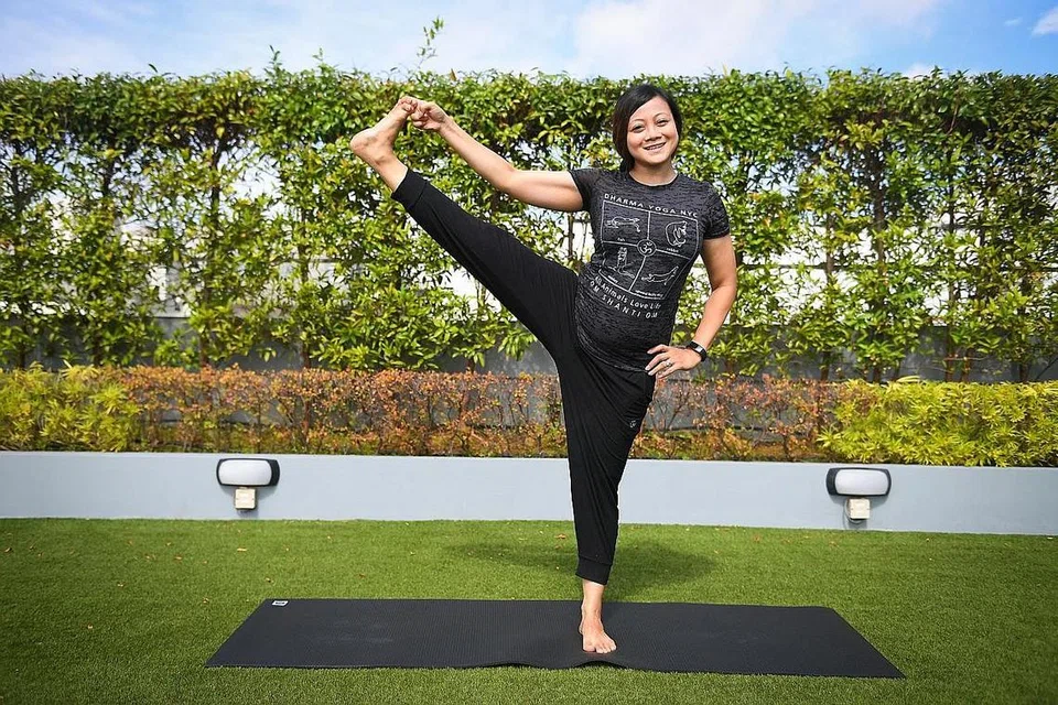 PERKASA ORANG LAIN: Sekarang sebagai seorang instruktor yoga, Cik Raihan memperkasa individu daripada pelbagai latar belakang, termasuk warga emas yang mempunyai masalah kesihatan lutut dan remaja berdepan masalah imej tubuh. Cik Raihan telah berkhidmat sebagai pramugari dengan Emirates dan Singapore Airlines selama sembilan tahun sebelum berhenti kerja pada 2012 apabila beliau hamil dengan anak pertamanya. - Foto BH oleh SHINTARO TAY, ihsan RAIHAN RUSLAN