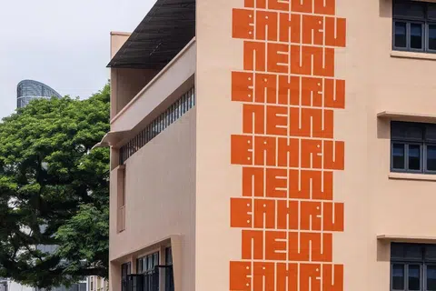 New Bahru Factory yang terletak di New Bahru terletak dalam bangunan bekas sekolah Nan Chiau High School yang dipulihara. Terdapat pelbagai jenama gaya hidup dan F&B tempatan.