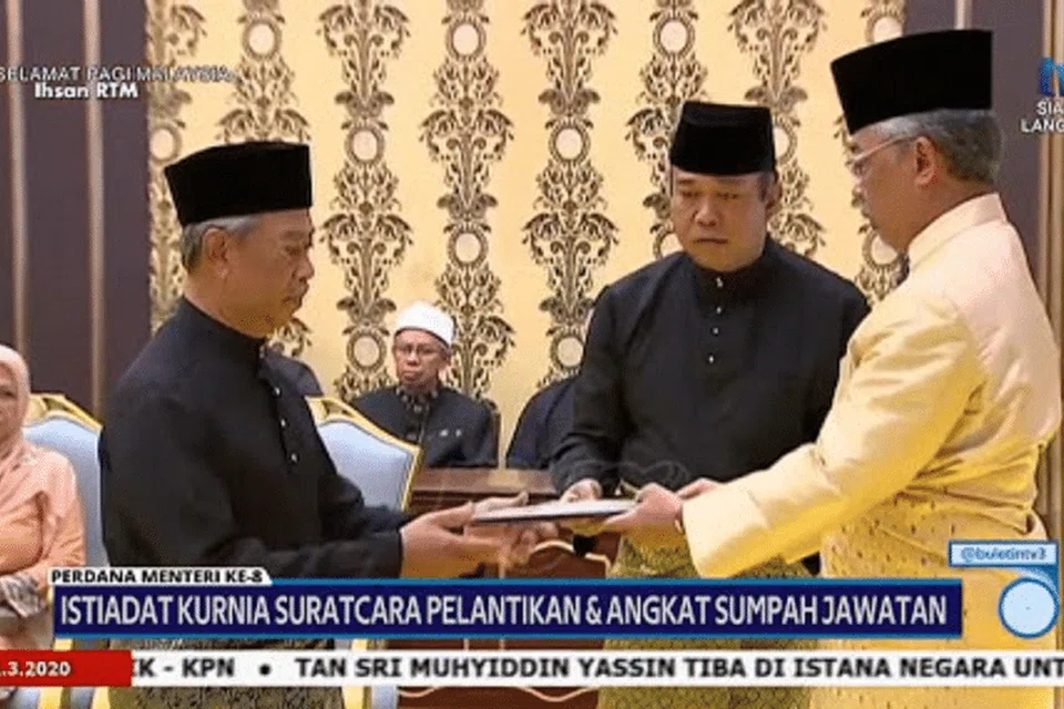 Presiden Bersatu, Tan Sri Muhyiddin Yassin telah mengangkat sumpah sebagai Perdana Menteri Malaysia yang baru, berikutan kemeleut politik selama seminggu di negara itu. 