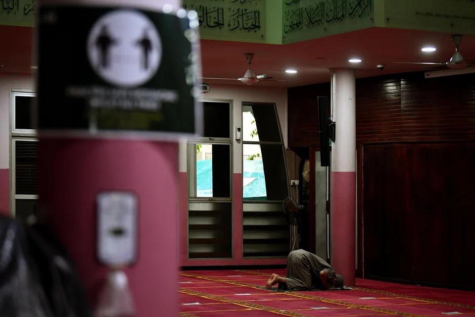 TENANG: Bersujud mendekati Yang Maha Berkuasa (gambar hiasan)