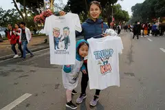 SIDANG PUNCAK: Seorang wanita menjual kemeja T menggambarkan pemimpin Korea Utara, Encik Kim Jong Un dan Presiden Amerika, Encik Donald Trump menjelang sidang kemuncak di Hanoi. - Foto REUTERS