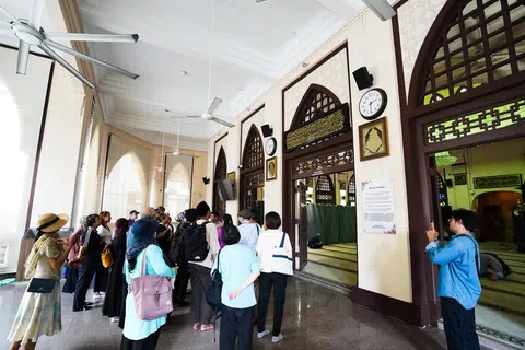 Warisan adalah satu proses budaya yang hidup dan sentiasa dirundingkan oleh masyarakat, dan bukannya sekadar himpunan objek atau monumen. Gambar ini diambil semasa jejak ‘Masjid Hajjah Fatimah @ Kampong Rochor: Nusantara and Singapore Muslim heritage sites with lost maritime connections’.