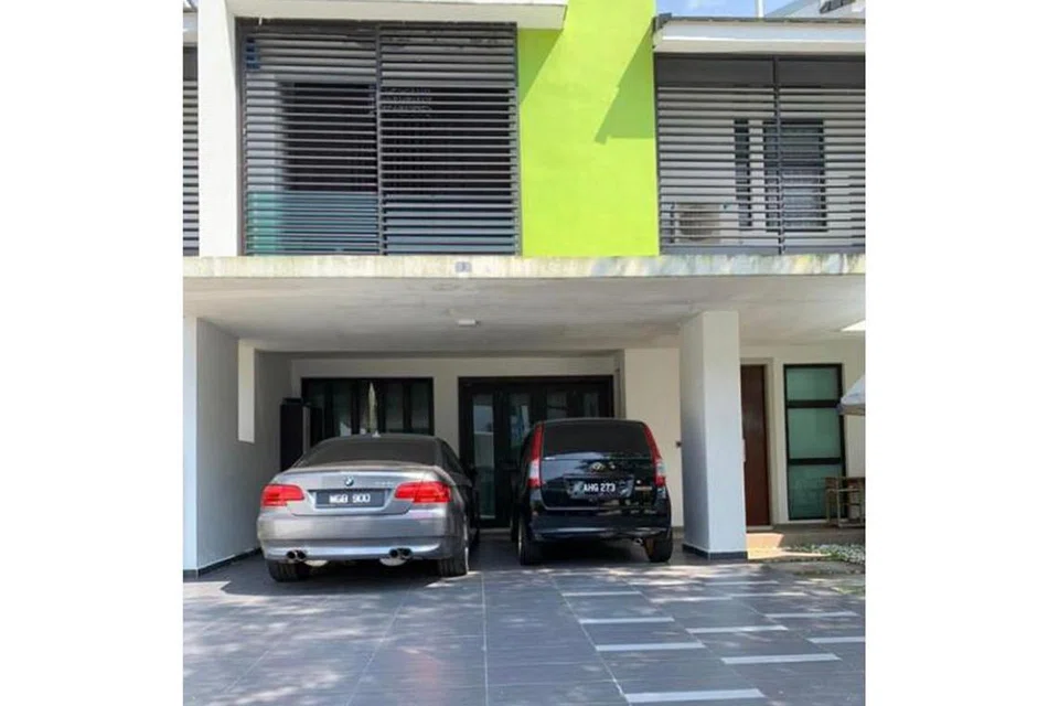 JAGA DUA RUMAH: Pemilik rumah teres di Nusa Jaya, JB, Encik Abdul Rahmat Ab Mulok turut mempunyai flat di Ang Mo Kio. Bagi melepaskan rindu, beliau menghubungi isterinya setiap hari melalui panggilan video. - Foto-foto ihsan ABDUL RAHMAT AB MULOK