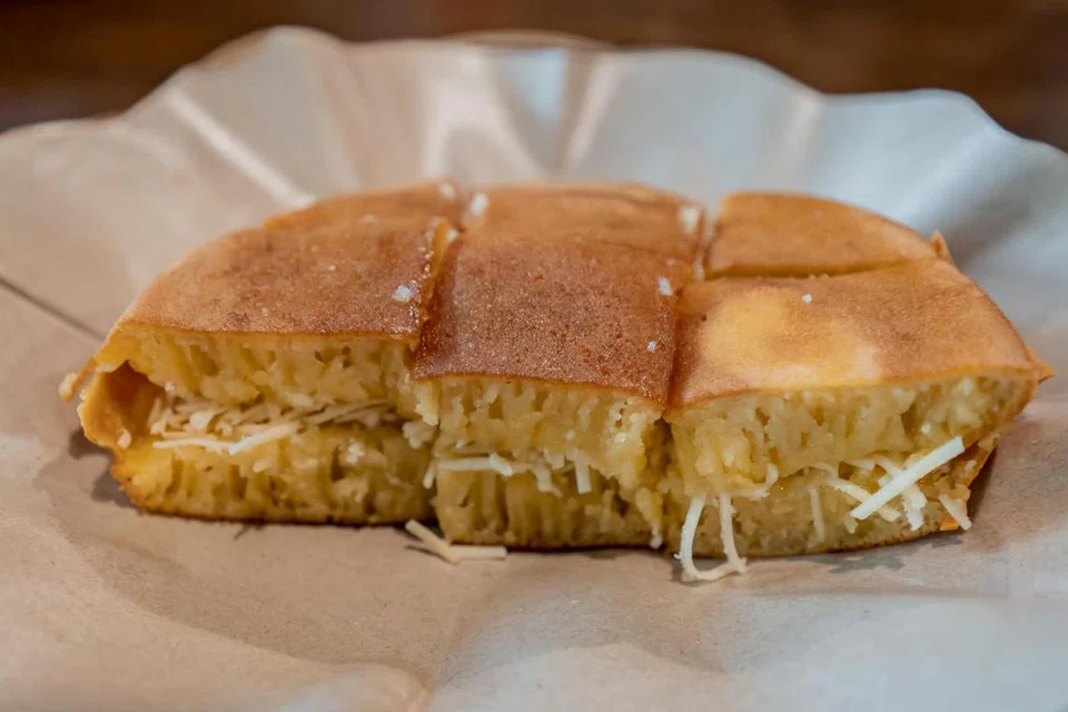 Martabak manis keju dengan susu cair. 