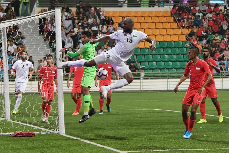 Izwan beraksi ketika Singapura menentang Palestin dalam kelayakan Piala Dunia Qatar 2022 di Jalan Besar pada 2019. Singa menang 2-1.