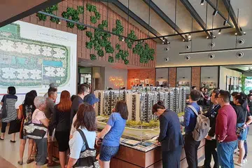 LARIS: Pembeli berpotensi meneliti kondominitum eksekutif (EC) Parc Canberra di bilik pamerannya bulan lalu. Sebanyak 324 daripada 496 unit EC itu dijual bulan lalu. - Foto HOI HUP REALTY