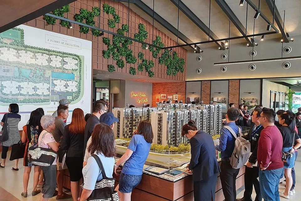 LARIS: Pembeli berpotensi meneliti kondominitum eksekutif (EC) Parc Canberra di bilik pamerannya bulan lalu. Sebanyak 324 daripada 496 unit EC itu dijual bulan lalu. - Foto HOI HUP REALTY