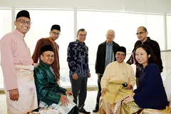 CONTOH PEMBAHARUAN: Anggota peneraju Lembaga Biasiswa Kenangan Maulud (LBKM) - (dari kiri) Encik Djuanda Kamid, Encik Muhammad Harmizan Hamid (duduk), Encik Abdullah Arief Ali, Encik Suhaimi Salleh (Presiden), Haji Wan Hussin Zoohri, Encik Halil Mansor (duduk), Cik Nadia Yeo (duduk), dan Syed Harun. - Foto fail