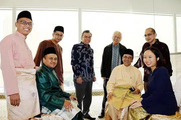 CONTOH PEMBAHARUAN: Anggota peneraju Lembaga Biasiswa Kenangan Maulud (LBKM) - (dari kiri) Encik Djuanda Kamid, Encik Muhammad Harmizan Hamid (duduk), Encik Abdullah Arief Ali, Encik Suhaimi Salleh (Presiden), Haji Wan Hussin Zoohri, Encik Halil Mansor (duduk), Cik Nadia Yeo (duduk), dan Syed Harun. - Foto fail