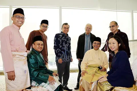 CONTOH PEMBAHARUAN: Anggota peneraju Lembaga Biasiswa Kenangan Maulud (LBKM) - (dari kiri) Encik Djuanda Kamid, Encik Muhammad Harmizan Hamid (duduk), Encik Abdullah Arief Ali, Encik Suhaimi Salleh (Presiden), Haji Wan Hussin Zoohri, Encik Halil Mansor (duduk), Cik Nadia Yeo (duduk), dan Syed Harun. - Foto fail