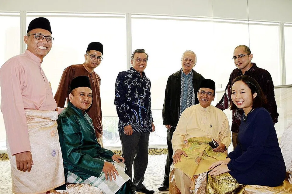 CONTOH PEMBAHARUAN: Anggota peneraju Lembaga Biasiswa Kenangan Maulud (LBKM) - (dari kiri) Encik Djuanda Kamid, Encik Muhammad Harmizan Hamid (duduk), Encik Abdullah Arief Ali, Encik Suhaimi Salleh (Presiden), Haji Wan Hussin Zoohri, Encik Halil Mansor (duduk), Cik Nadia Yeo (duduk), dan Syed Harun. - Foto fail