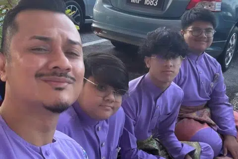 Penyanyi dan cef selebriti, Datuk Fazley Yaakob, tetap sambut Aidilfitri dengan meriah bersama anak walaupun sudah bergelar bapa tunggal pada 2024. Satu-satunya anak perempuan dan yang bongsu tiada dalam gambar. Keempat-empat anaknya berusia antara lapan dengan 16 tahun. 