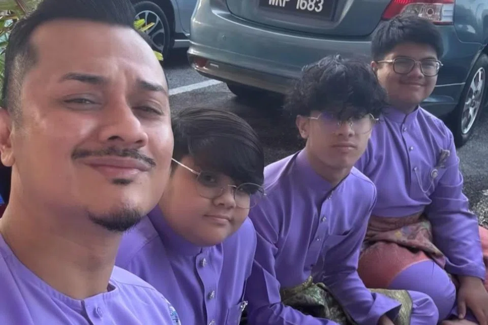 Penyanyi dan cef selebriti, Datuk Fazley Yaakob, tetap sambut Aidilfitri dengan meriah bersama anak walaupun sudah bergelar bapa tunggal pada 2024. Satu-satunya anak perempuan dan yang bongsu tiada dalam gambar. Keempat-empat anaknya berusia antara lapan dengan 16 tahun. 
