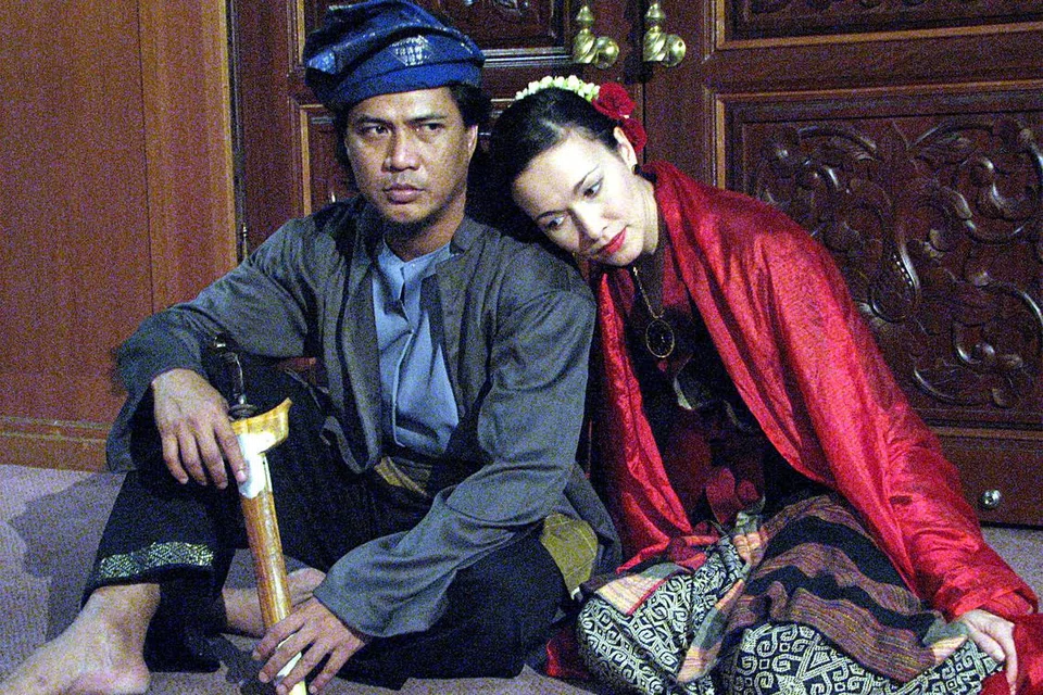 Pelakon Malaysia, Deanna Yusoff (kanan), sebagai Dang Wangi bergandingan dengan pelakon Singapura, Rafaat Hamzah, sebagai Hang Jebat dalam pementasan ‘Wangi Jadi Saksi’ di Esplanade pada 2007. 