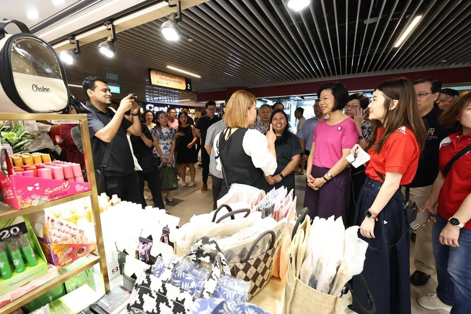 PELANCARAN KOMPLEKS ADMIRALTY PLACE: Menteri Negara Kanan (Ehwal Luar merangkap Pembangunan Negara), Cik Sim Ann (tengah) dan penasihat GRO GRC Sembawang, Cik Mariam Jaafar (berbaju hitam) turut hadir di pelancaran Kompleks Admiralty Place pada Sabtu.