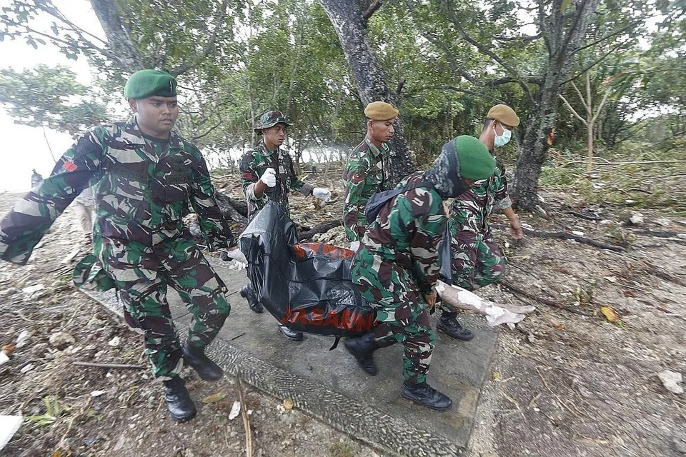 PINDAH MANGSA: Pasukan penyelamat memindahkan keluar mangsa tsunami di Tanjung Lesung, Banten, Indonesia. - Foto EPA-EFE