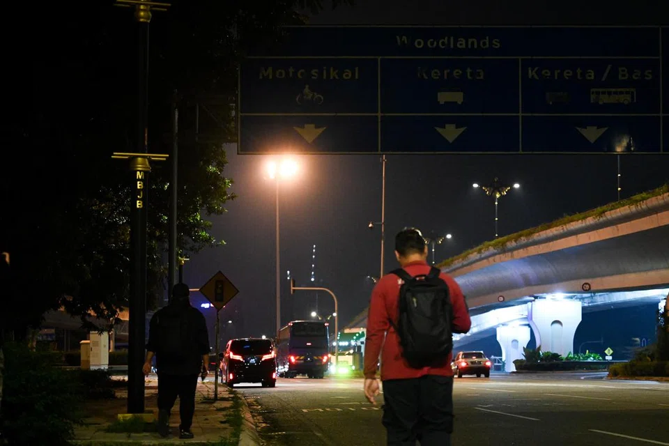 Cik Siti Nadzirah Mohd Khairi berjalan ke CIQ BSI yang mengambil masa sekitar 30 minit.